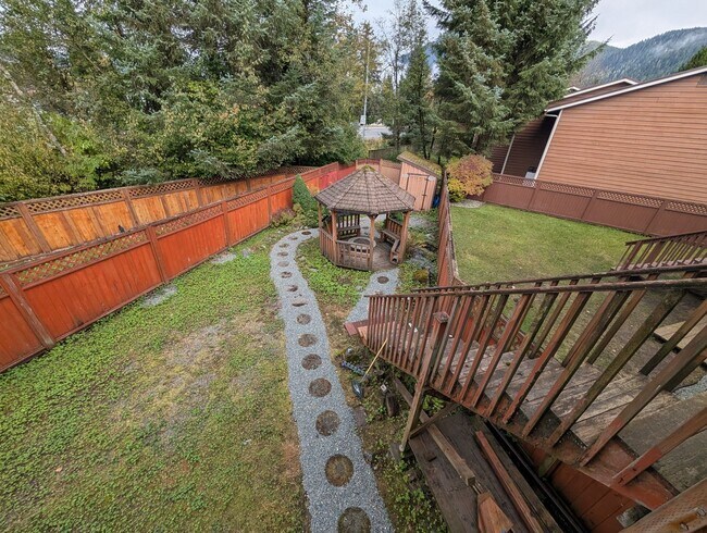 Building Photo - Unfurnished, 3Bd/2.5Ba Townhome, Long Term...