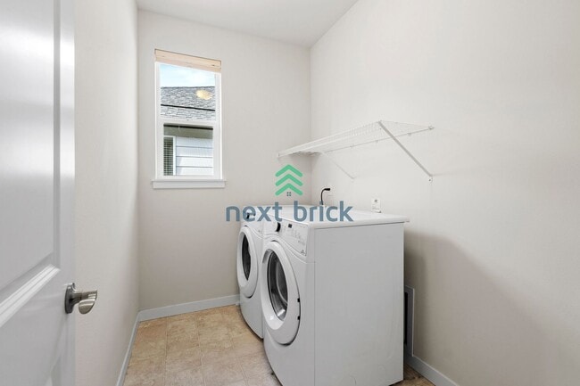 Building Photo - 5 BED & 3.5 BATH FOR RENT