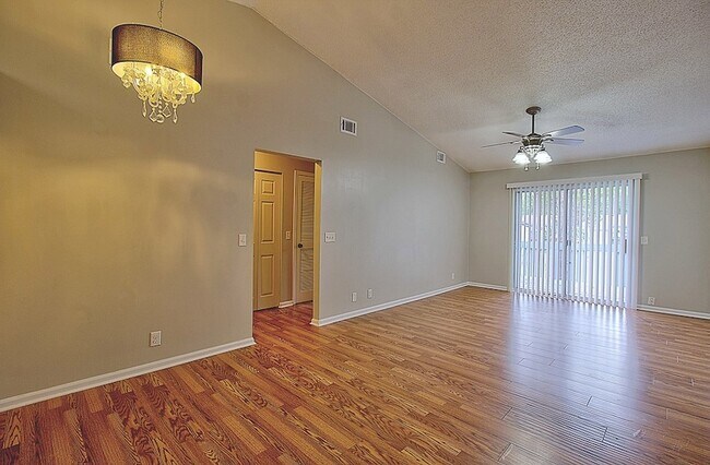 Building Photo - 910 Brett Dr