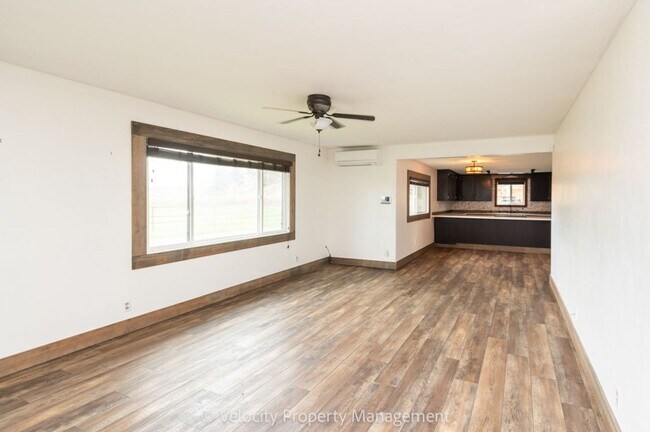 Building Photo - Charming Country Home!