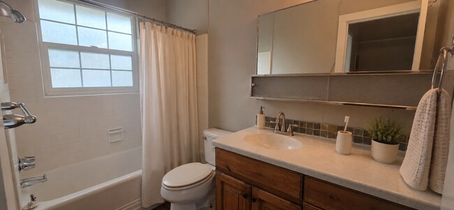 Building Photo - 1 Bed 1 Bath Main Level (no neighbors above or below) Apartment within Walking Distance to Whole ...