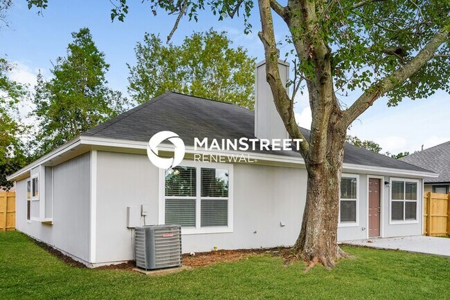 Building Photo - 3 Bedroom Pet-Friendly Home in Jacksonville, FL with Main Street Renewal