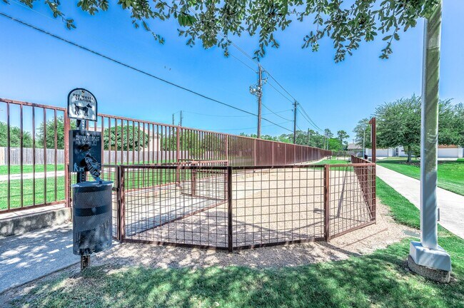 Building Photo - 5519 Paraiso Pl