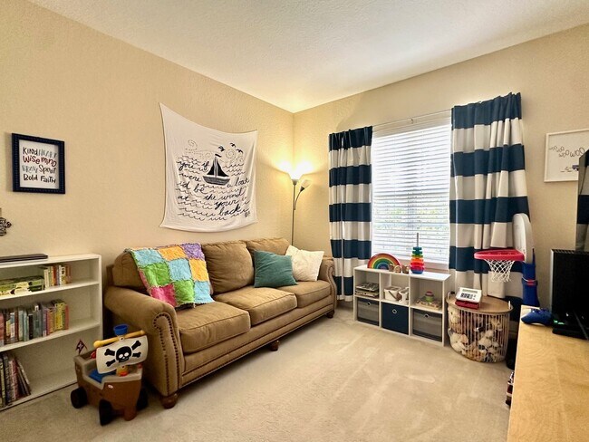 Building Photo - MUST SEE!! 3 bed/2 Bath Town Home! Close to Everything!