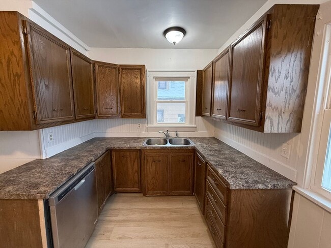 Building Photo - 3 Bedroom Home