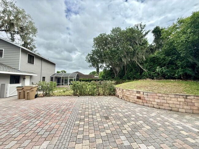 Building Photo - Large and Stunning 2700sqft Newly Renovated 3BR 3BTH!