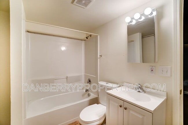 Building Photo - 915 Independence Rd