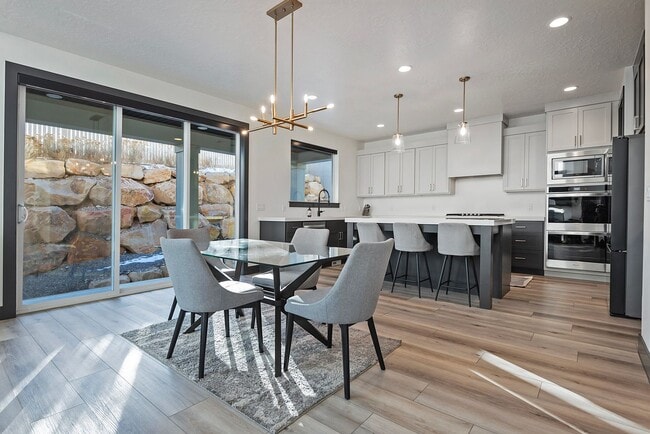 Building Photo - 423 W Red Wolf Dr
