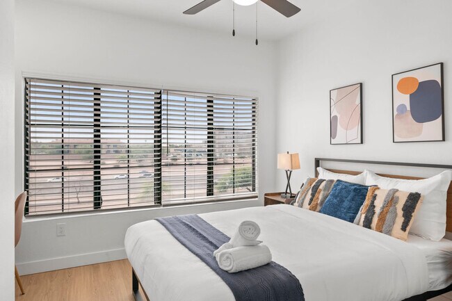 Building Photo - 875 W Pecos Rd