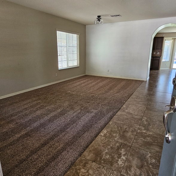 Building Photo - 2751 W Sunland Ave