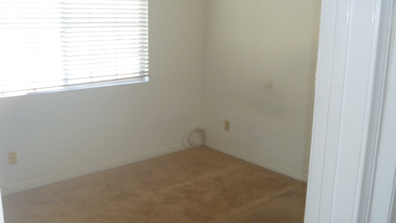 BEDROOM#3: CARPETED FLOOR - 2106 Clark Ln