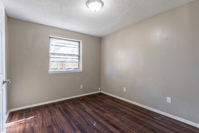 Building Photo - Charming 5-bedroom, 1.5-bathroom home