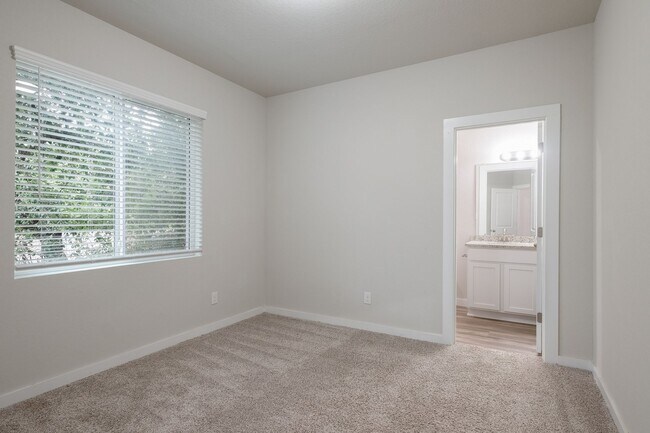 Building Photo - Luxurious 3/3.5 in The Preserve at the Dominion