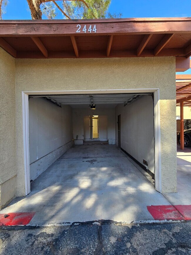 Building Photo - An Amazing Henderson 3 Bedroom Townhome!!