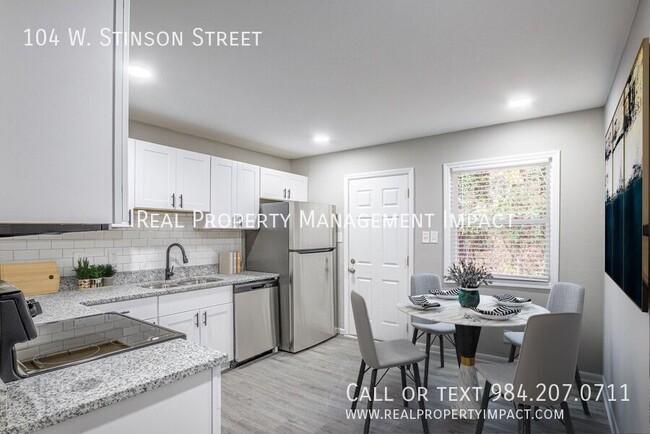 Building Photo - Updated 2 Bedroom 1 Bath Duplex Close to U...