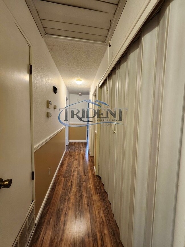 Building Photo - Cute 3 bedroom 2 bath