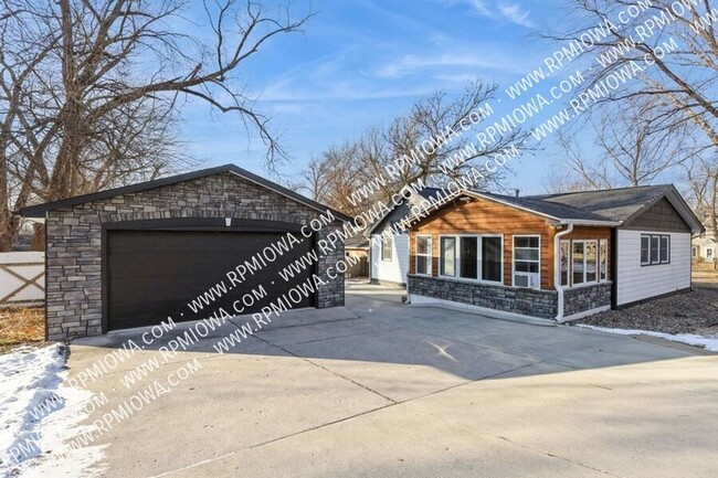 Building Photo - CHARMING RANCH!! 3 Bedroom, 2 Bath Home in...