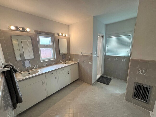 Building Photo - Gorgeous Hillside Ventura Home with Ocean ...