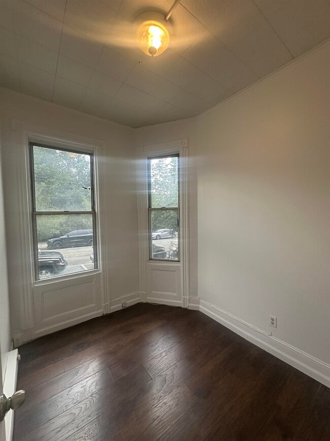 Building Photo - 607 18th St
