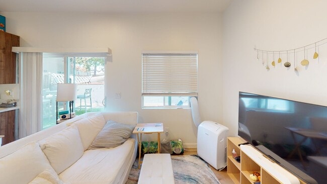 Building Photo - Private turfed yard!