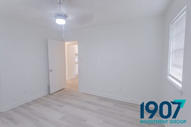 Building Photo - Charming Brick Home with Modern Updates and Large Backyard in Norman!