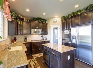 Building Photo - Great Views, Beautiful Home