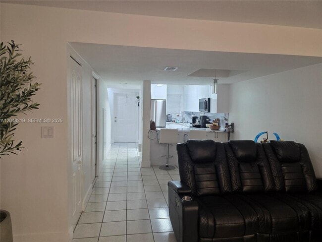 Building Photo - 523 W 68th St
