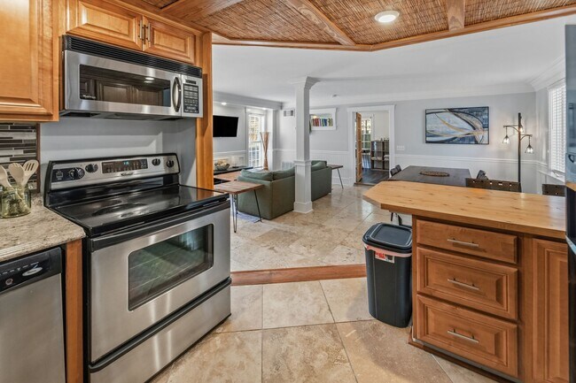 Building Photo - All-Inclusive Utilities & Fully Furnished First-Floor Condo Near Daffin Park