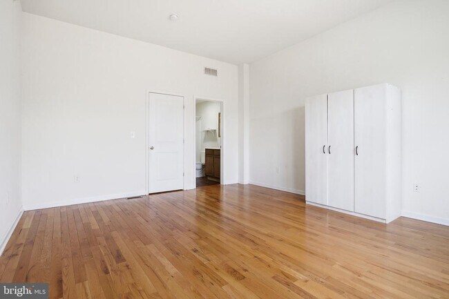 Building Photo - 1218 S 45th St