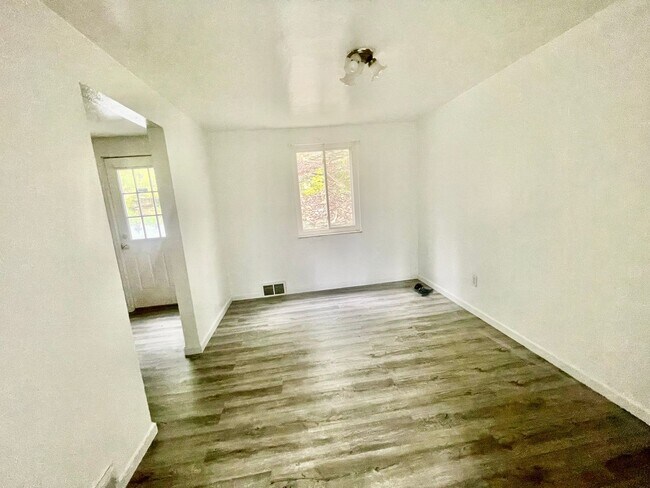 Building Photo - 445-447 Idlewood Road