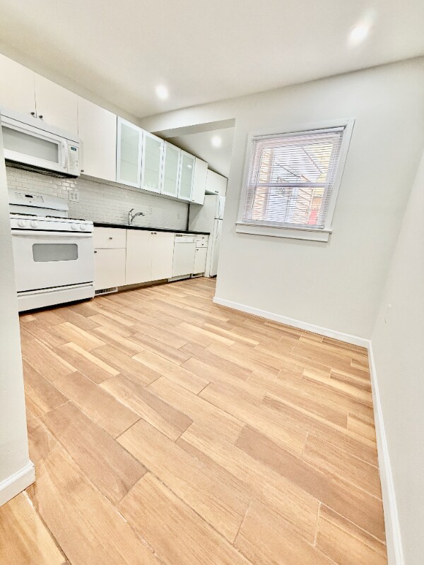 Building Photo - 2606 E Madison St