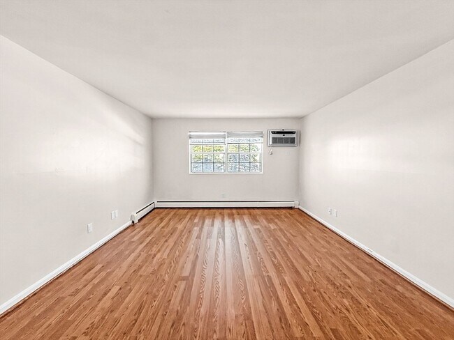 Building Photo - 6 Venice St