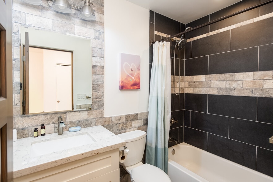 Building Photo - 350 Panorama Blvd