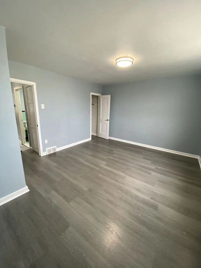 Building Photo - 3B1B Row House Available Sep 1st