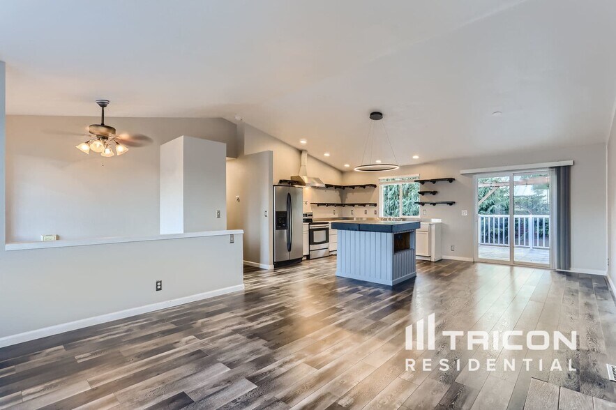 Building Photo - 624 95th Dr SE