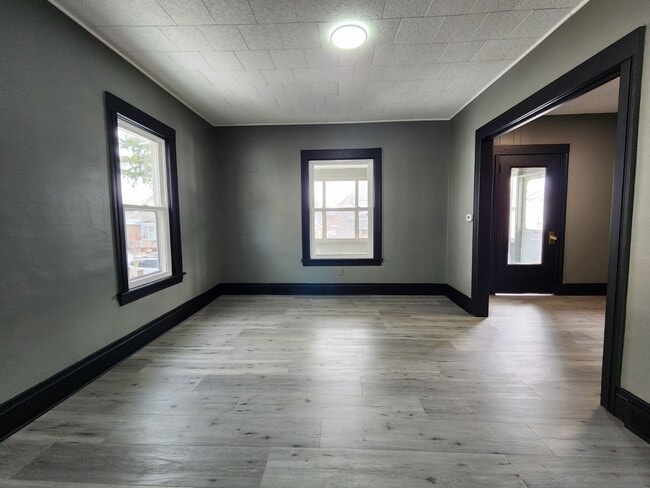 Building Photo - 3 Bedroom/ 1 Bathroom Single Family Home!