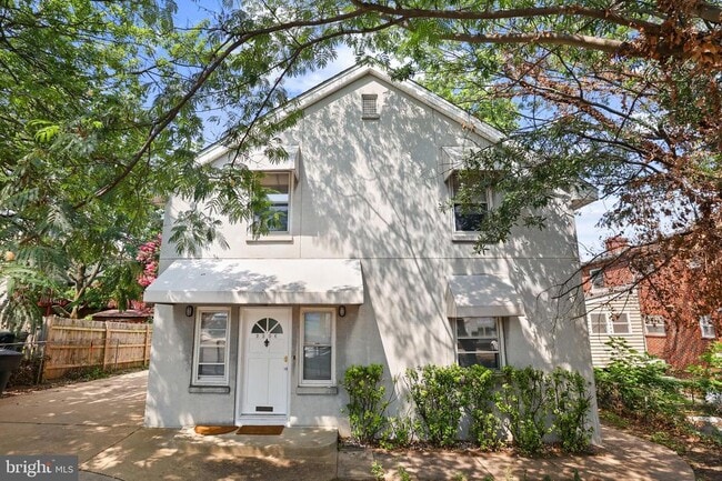 Building Photo - 2206 S Fern St