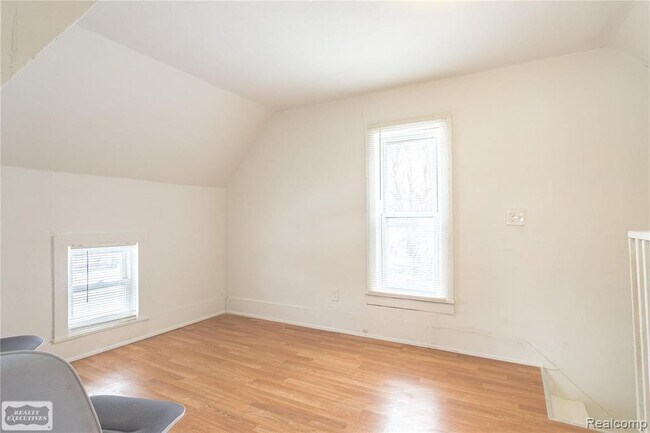 Building Photo - 107 E Perry St