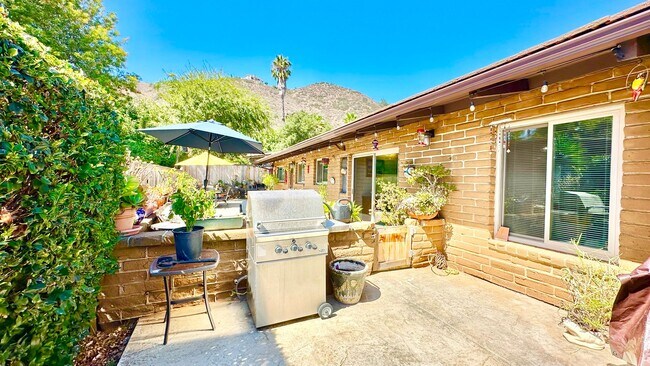 Building Photo - Beautifully Appointed & Fully Furnished, S...