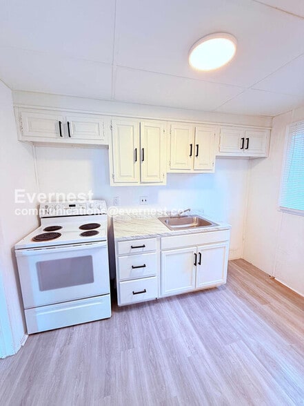Building Photo - 20527 Rosemont Ave