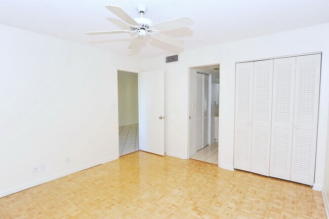 Building Photo - 1000 Manatee Rd