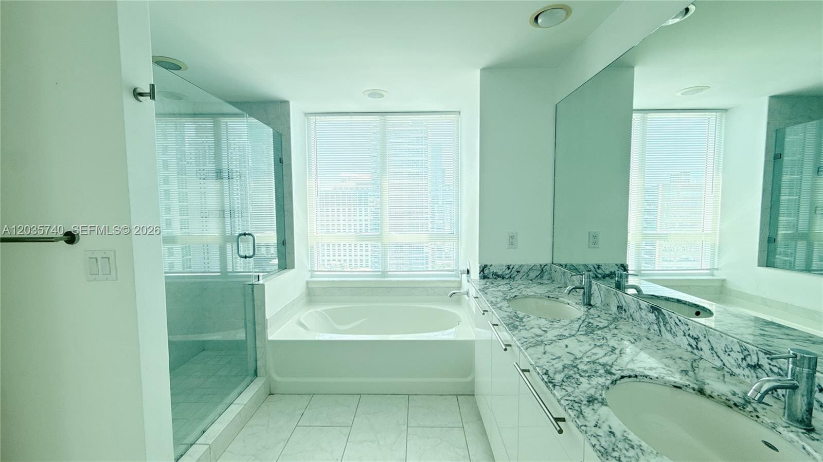 Building Photo - 950 Brickell Bay Dr