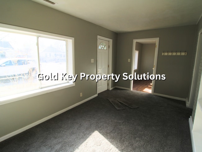 Building Photo - MEADOWBROOK AREA 2 BR 1 BA House with Central Air and Bonus Room