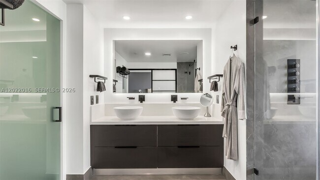 Building Photo - 5875 Collins Ave