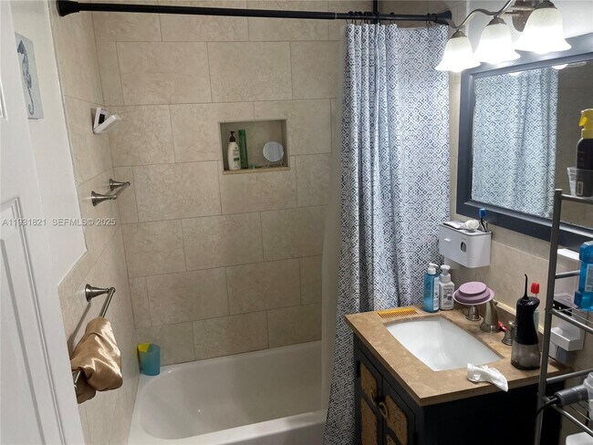 Building Photo - 10840 Westwood Lake Dr