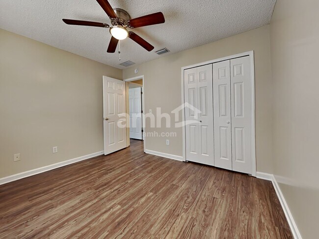 Building Photo - 2562 Glenfield Dr