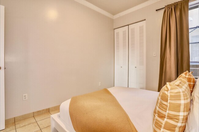 Building Photo - 208 48th St