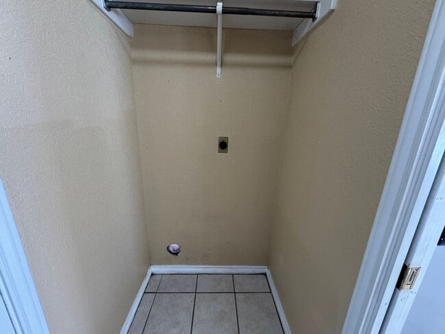 Building Photo - 2402 Simone Dr