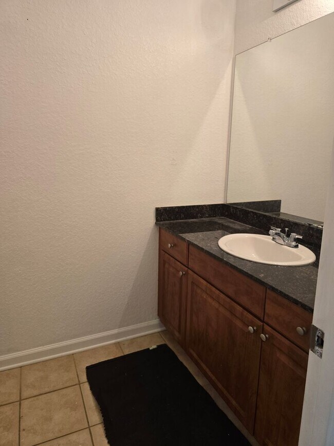 Building Photo - Large Townhome!