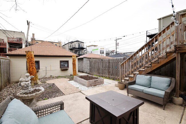 Building Photo - 2702 N Artesian Ave